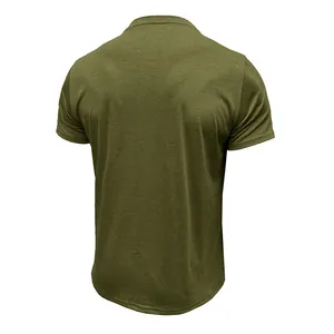 Rückansicht eines vintage olivgrünen Kurzarm-Henley-Poloshirts für Herren im Casual-Stil