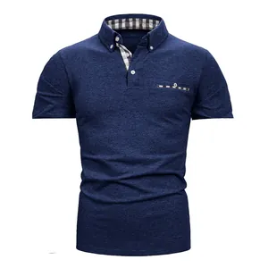 Vista dettagliata della polo blu scuro con colletto e tasca a quadri casual da uomo.