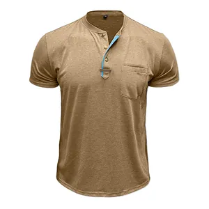 Detailansicht eines khakifarbenen Kurzarm-Henley-Shirts mit Tasche und blauem Besatz.