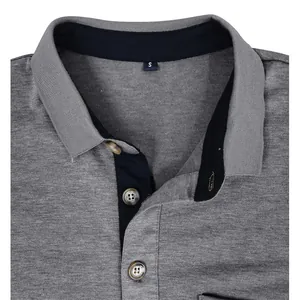 Détail rapproché du col et de la patte de boutonnage d'un polo gris en pur coton
