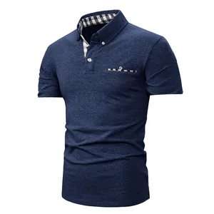 Dettaglio polo blu scuro da uomo con colletto a quadri e rifiniture del taschino