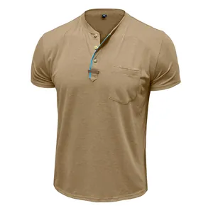 Detail eines khakifarbenen Herren-Henley-Shirts mit kurzen Ärmeln und einer Brusttasche