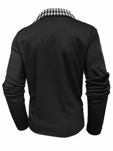 Vue arrière d'un polo noir à manches longues pour homme avec détail de col à carreaux chic
