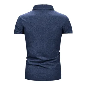 Vista posteriore di una polo casual da uomo a maniche corte blu scuro melange