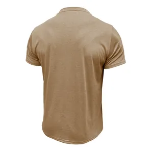 Detaillierte Rückansicht eines vintage khakifarbenen Herren-T-Shirts mit Strukturstoff