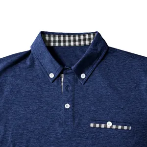 Primo piano dettagliato di polo blu navy con finiture del colletto a scacchi e bottoni bianchi.