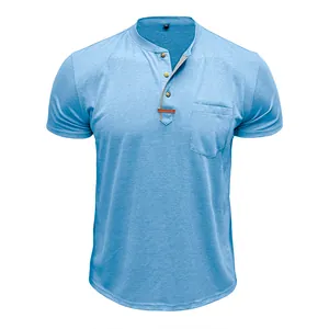 Nahaufnahme eines hellblauen Kurzarm-Henley-Shirts mit Knopfleiste und Brusttasche.