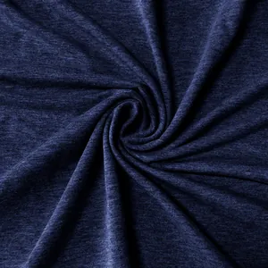 Dettaglio ravvicinato della trama del tessuto in maglia melange blu scuro per polo da uomo