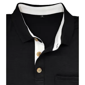 Détail d'un polo noir en coton pour hommes avec col intérieur blanc et boutons en bois.
