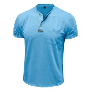 Vorderansicht eines hellblauen Vintage-Henley-Shirts für Herren mit Knöpfen und Tasche.