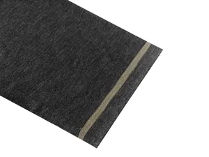 Gros plan du tissu de polo gris foncé avec une bande de couture beige contrastée