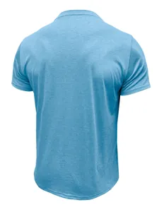 Detaillierte Rückansicht eines hellblauen Herren-T-Shirts im Vintage-Stil aus Baumwolle