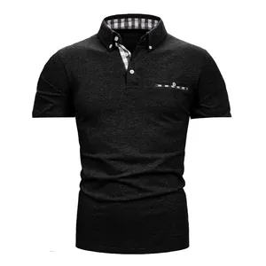 Polo da uomo grigio scuro con eleganti dettagli a quadretti su colletto e tasca frontale
