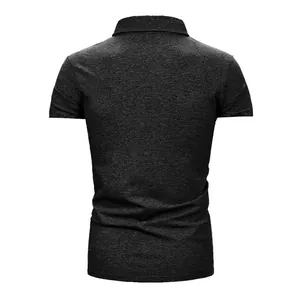 Dettaglio posteriore di una polo da uomo a maniche corte grigio scuro testurizzata