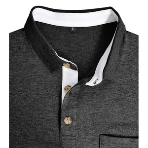 Détail du col et de la patte de boutonnage contrastés d'un polo en coton gris foncé
