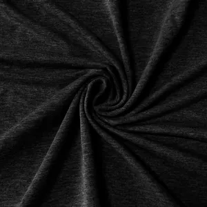 Primo piano del tessuto in maglia testurizzata grigio antracite per polo da uomo a manica corta