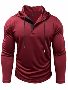 Dettaglio ravvicinato della felpa sportiva bordeaux a maniche lunghe con colletto Henley.