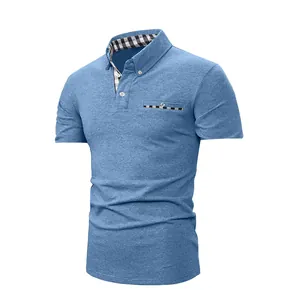 Dettaglio polo da uomo azzurra con colletto e bordo tasca a quadri molto elegante