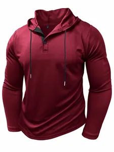 Vista dettagliata della felpa sportiva rossa da uomo con cappuccio e tessuto traspirante