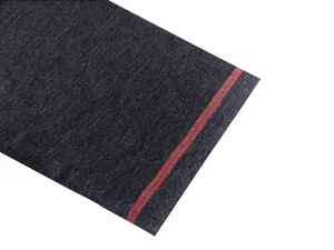 Gros plan des coutures contrastées rouges sur le tissu gris foncé d'un polo respirant