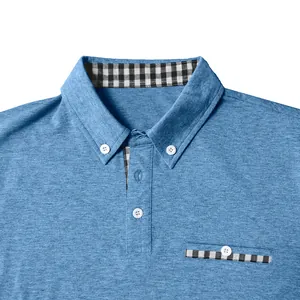 Primo piano di polo blu con classici dettagli di finitura a scacchi bianchi e neri
