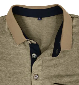 Gros plan d'un polo homme en coton olive montrant le col côtelé et les boutons