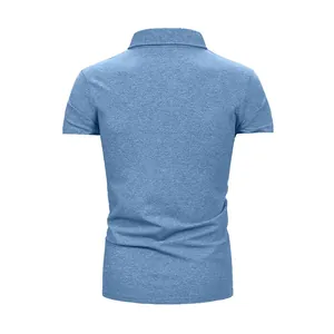 Vista posteriore dettagliata di una polo da uomo a maniche corte in blu mélange casual