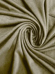Vue macro détaillée de la texture du tissu en coton vert olive doux pour polo homme