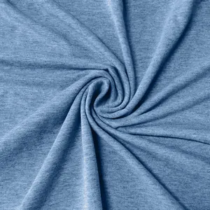 Dettaglio macro di alta qualità della trama del tessuto a maglia blu mélange per polo uomo