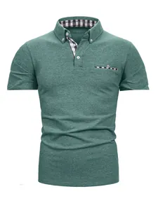 Vista dettagliata della polo da uomo verde melange con colletto e tasca a quadri eleganti.