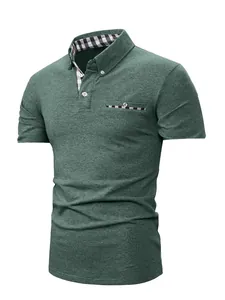 Vista dettagliata della polo verde da uomo con eleganti inserti a scacchi su collo e tasca