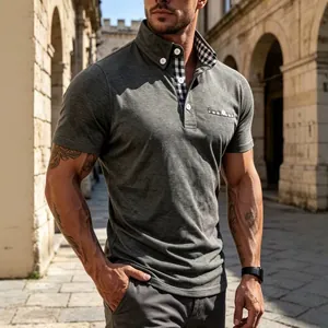 Polo grigia da uomo slim fit con colletto a scacchi in un contesto urbano all'aperto