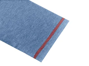 Gros plan sur un tissu bleu évacuant l'humidité avec des coutures décoratives rouges