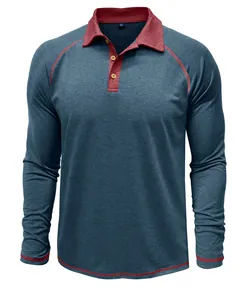 Détails du polo bleu denim avec coutures contrastées bordeaux et col boutonné classique.