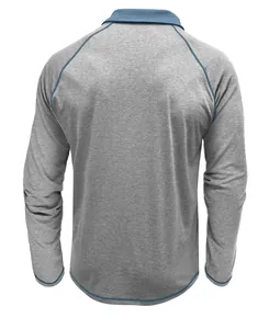 Vue arrière détaillée d'un polo gris à manches longues et manches raglan bleues