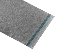Gros plan sur un tissu en maille gris respirant avec couture bleue sur un polo pour hommes