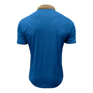 Rückansicht eines blauen Slim-Fit-Poloshirts für Herren mit braunem Kontrastkragen.