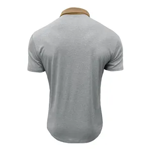 Rückansicht eines grauen Herren-Poloshirts mit kontrastfarbenem khakifarbenem Kragen