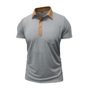 Detailansicht eines grauen Polo-Shirts mit khakifarbenem Kontrastkragen und Tasche