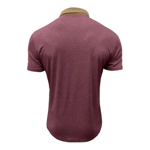 Rückansicht eines schmal geschnittenen weinroten Poloshirts mit khakifarbenem Kragen