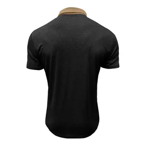 Rückansicht eines schmal geschnittenen schwarzen Polo-Shirts mit khakifarbenem Kragen.