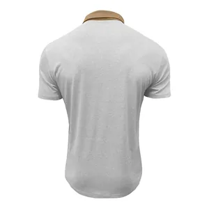 Detaillierte Rückansicht eines grauen Slim-Fit-Poloshirts für Herren mit khakifarbenem Kragen