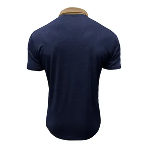 Rückansicht eines eng anliegenden dunkelblauen Herren-Polo-Shirts mit khakifarbenem Kragen