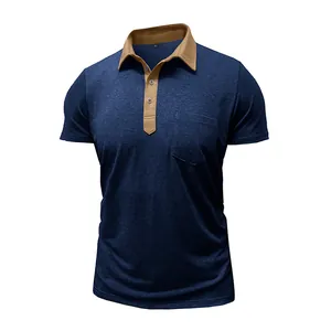 Detail eines Herren Polo-Shirts in Dunkelblau mit kontrastierendem braunem Kragen und Tasche