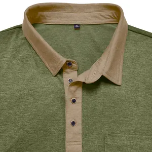 Detail eines olivgrünen Herren-Poloshirts mit kontrastierendem khakifarbenem Kragen
