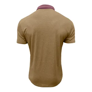 Rückansicht von Herren Slim Fit Polo-Shirt in Khaki mit bordeauxfarbenem Kontrastkragen.