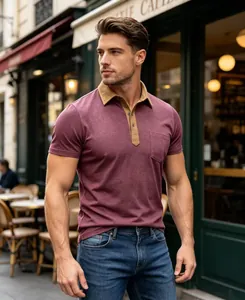 Streetstyle-Foto eines weinroten Slim-Fit-Polos mit kontrastierendem Cordkragen-Detail