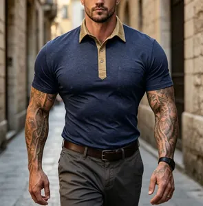 Detailansicht eines eng anliegenden Herren-Poloshirts mit Kontrastkragen an einem Model.