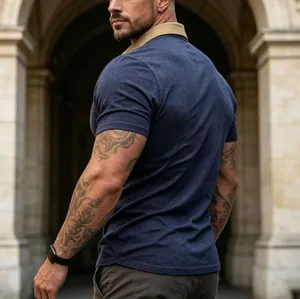 Nahaufnahme eines schmal geschnittenen Herren-Poloshirts mit Kontrastkragen und Stoffstruktur