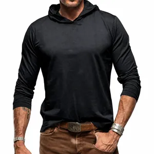 Vue détaillée d'un t-shirt à manches longues et capuche pour homme en noir uni en coton.